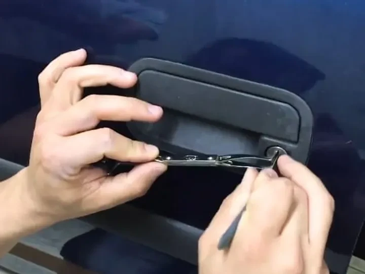 Abertura de carro em Varginha: chaveiro destravando a porta do veículo