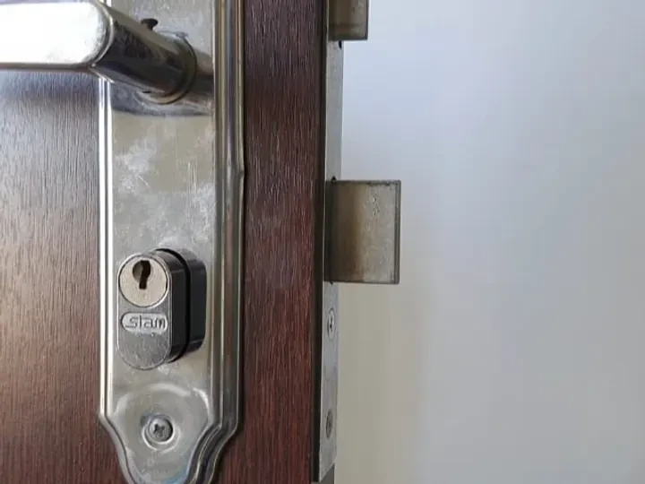 Abertura de fechadura em Varginha: miolo Stam numa porta