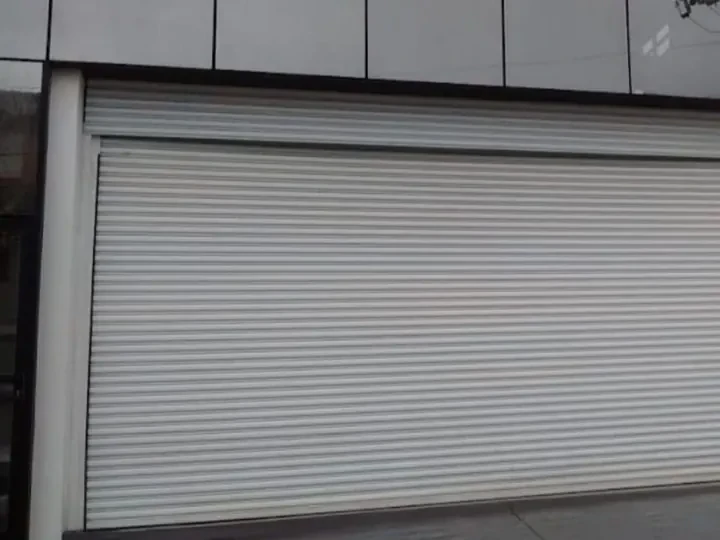 Chaveiro comercial em Varginha: porta de aço de enrolar de uma loja